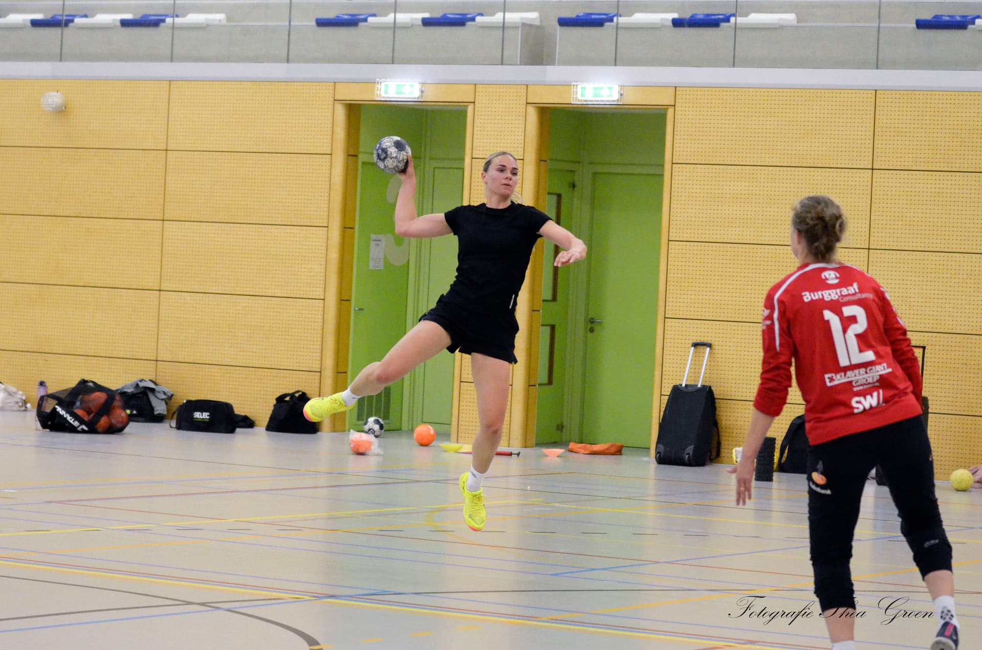 Handbalster maakt een sprongschot tijdens een Match Night van de Handbalclub